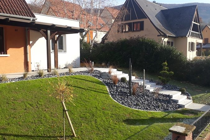 Cr&eacute;er un jardin de bordure en pente : quelles plantes choisir et comment les installer ? Colmar
