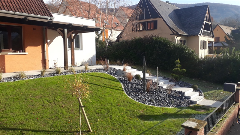 Cr&eacute;er un jardin de bordure en pente : quelles plantes choisir et comment les installer ? Colmar