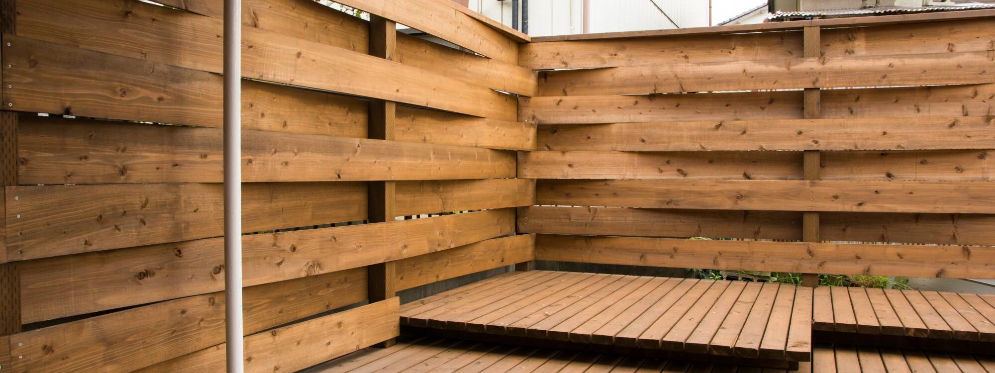 TERRASSE_SUR_PLOT 2000X750 | www.jardin-design-68.fr Portails, clôtures et portillons : comment choisir leur position pour optimiser le rendu paysager ? Sainte-Marie-aux-Mines